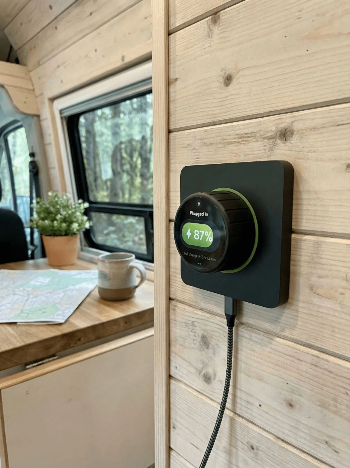 SmartKnob an der Holzwand im Campervan
